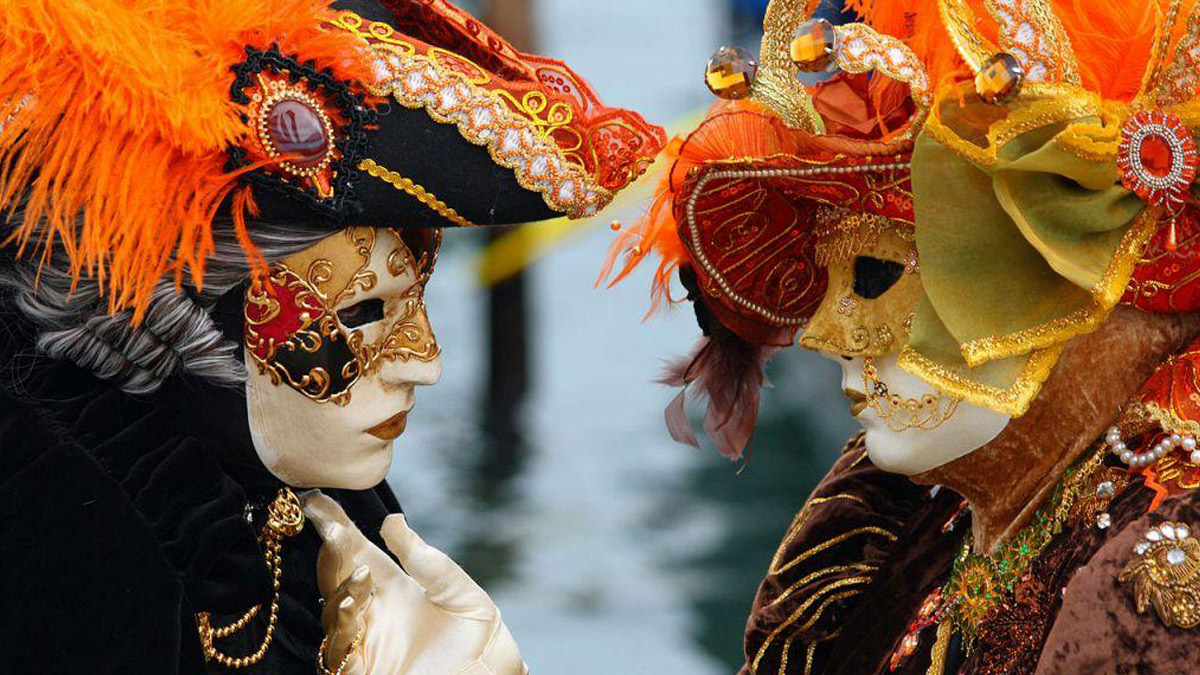 На яхте на карнавал в Венеции