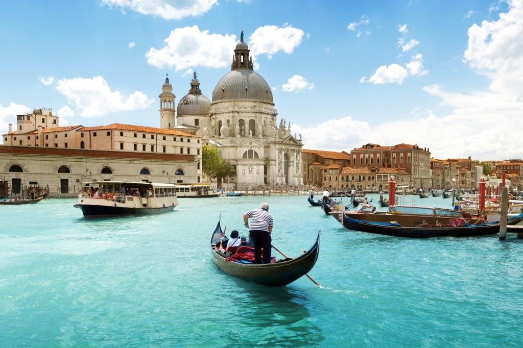 гондала в Венеции на большом канале