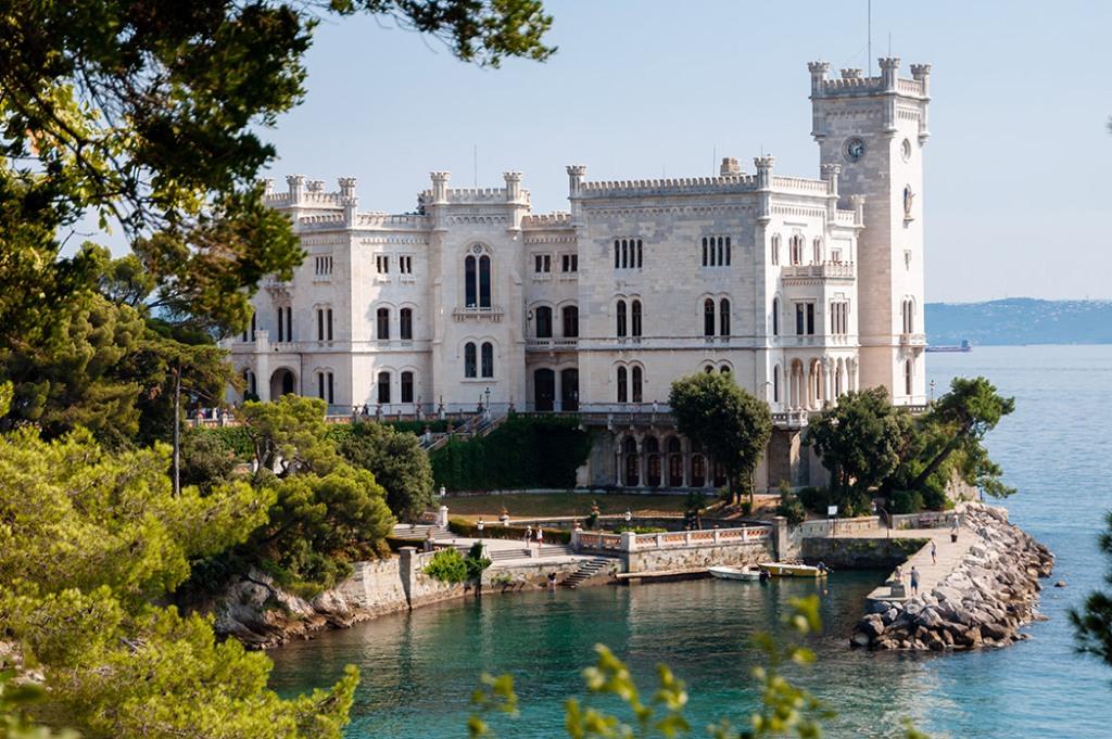 Замок Мирамаре в Италии